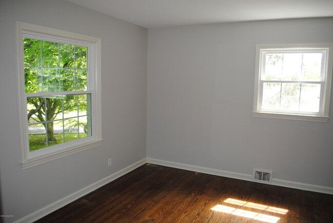 Building Photo - 9836 Longwood Cir