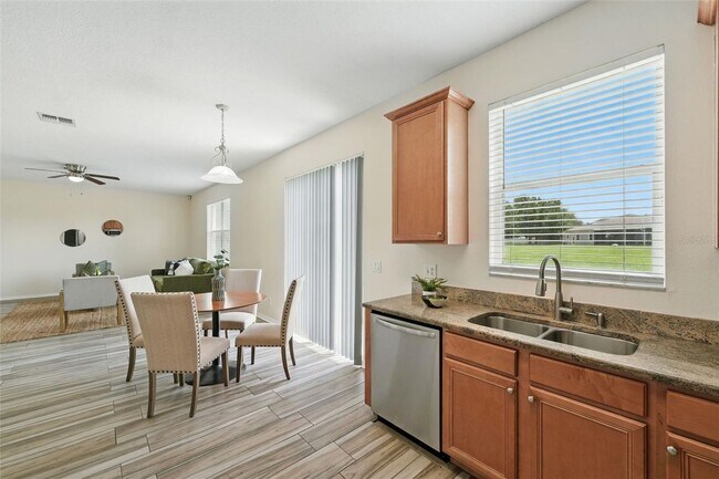 Building Photo - 4 Bedroom 2.5 Bath Two Story Hunters Creek...