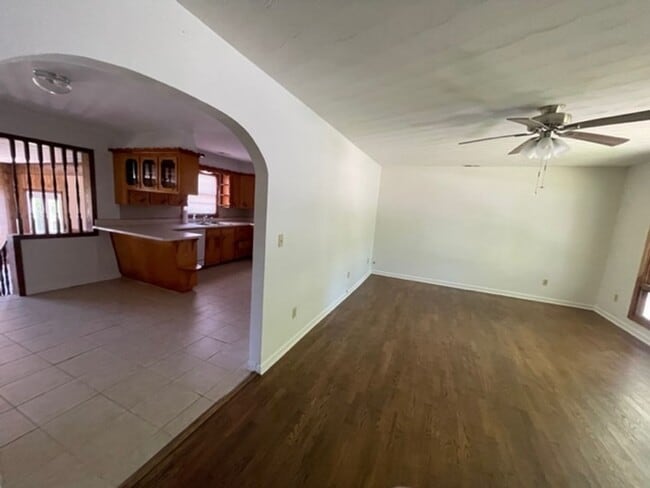 Building Photo - St. James Nice Home