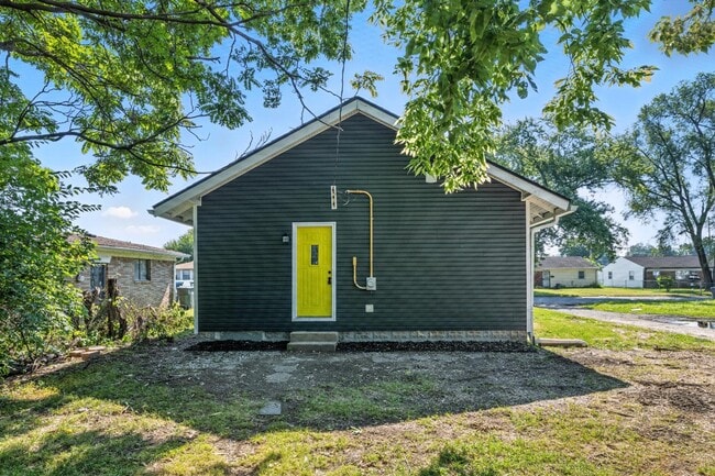Building Photo - 2526 Caroline Ave
