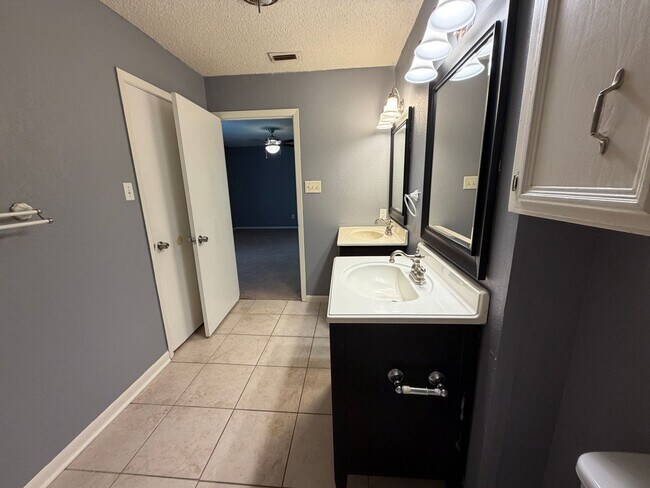 Building Photo - Jasper Heights - 3 bedroom beauty!