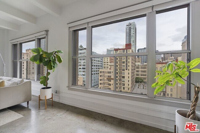 Building Photo - 814 S Spring St