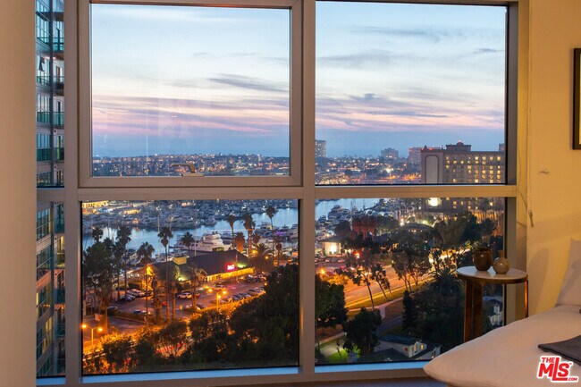 Building Photo - 13700 Marina Pointe Dr