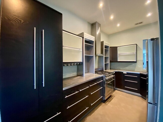 Building Photo - Modern Design 3 Bedroom 2 Bath