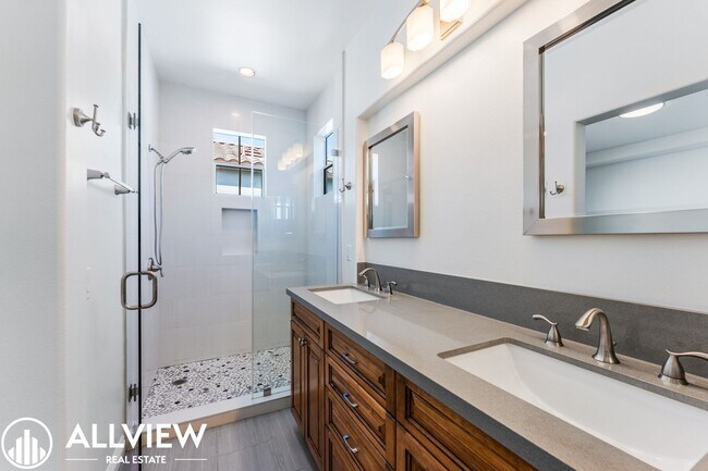 Building Photo - Beautiful 3 Bedroom, 2.5 Bathroom Home in the Heart of Tustin Ranch