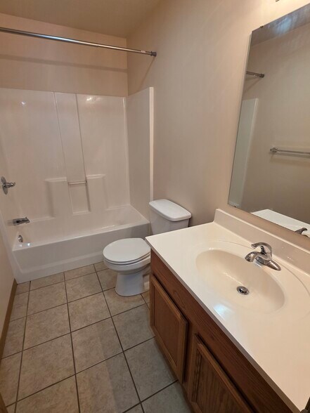 Building Photo - 1003 S Riggen St