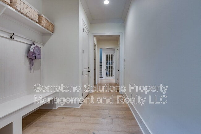 Building Photo - 1806 Burland Cres