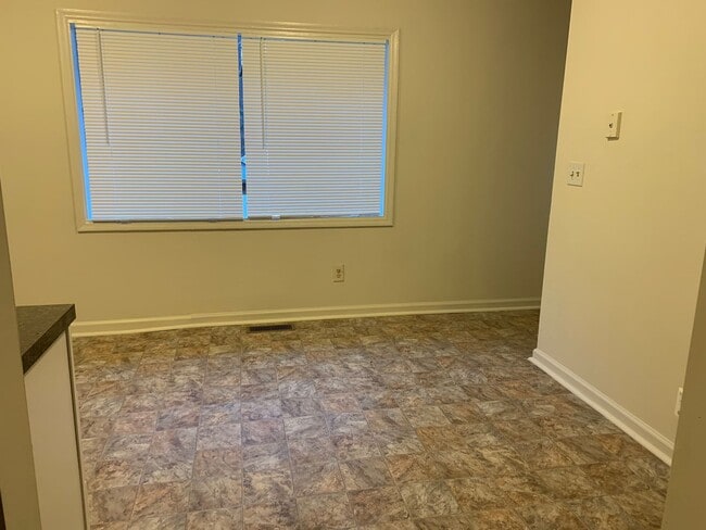 Building Photo - 562 Granite St