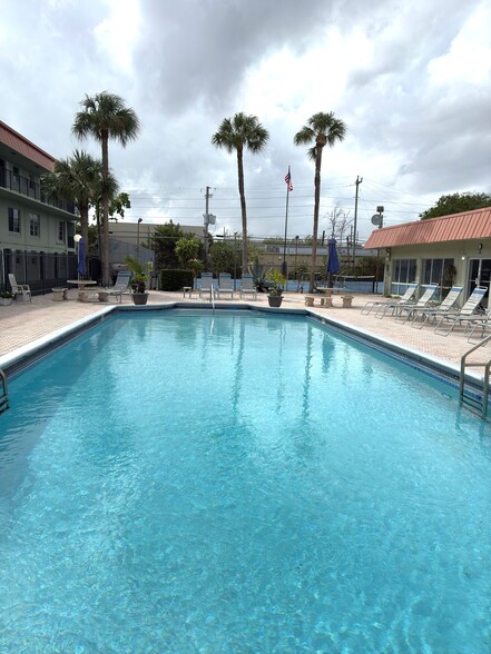 Pool - 805 W Oakland Park Blvd