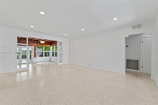 Building Photo - 8927 Carlyle Ave