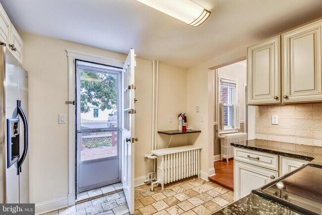 Building Photo - 214 E Monroe Ave