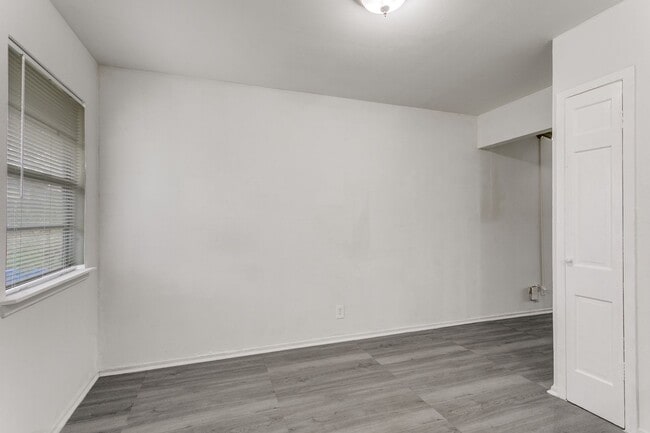 Building Photo - 528-S