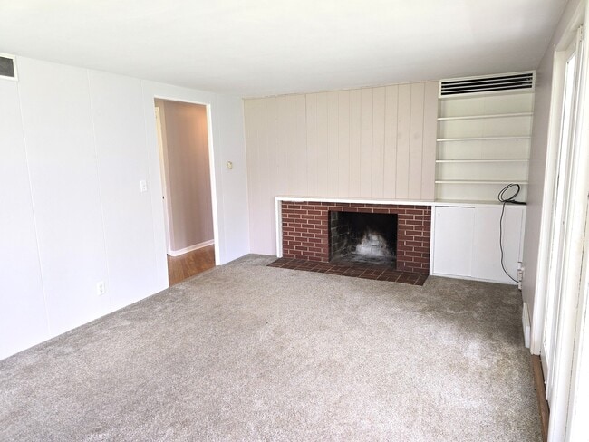 Building Photo - 1316 S Fleming Rd