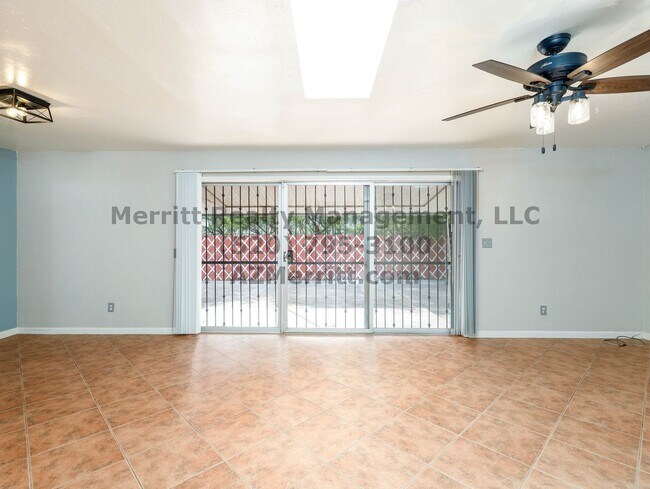 Building Photo - Sam Hughes 4 bedroom, 3 bath home with was...