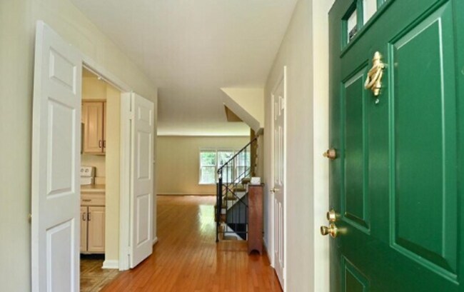Building Photo - Charming 3-Level Townhome Backing to Woods in Prime Alexandria Location