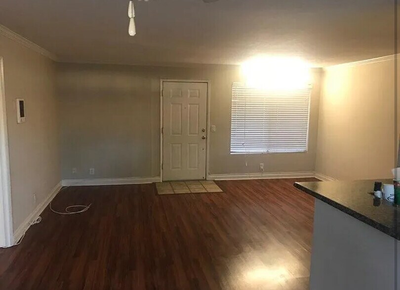 Building Photo - 620 E Lexington Ave