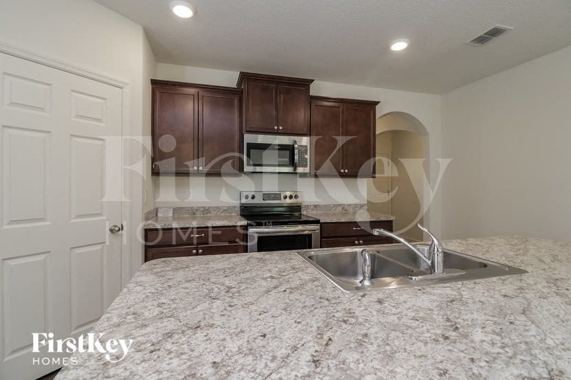 Building Photo - 893 Taluga Ave SE