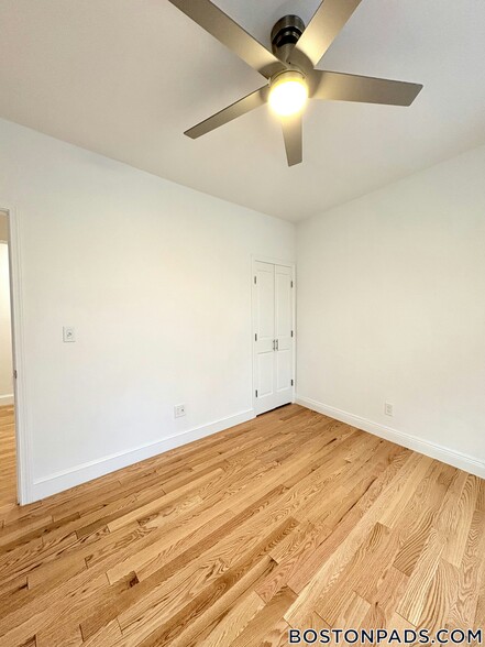 Building Photo - 137 Park Dr