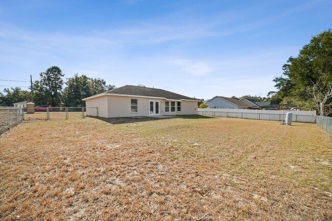 Building Photo - Fenced & Tiled 3/2/2 Summerfield Home For ...