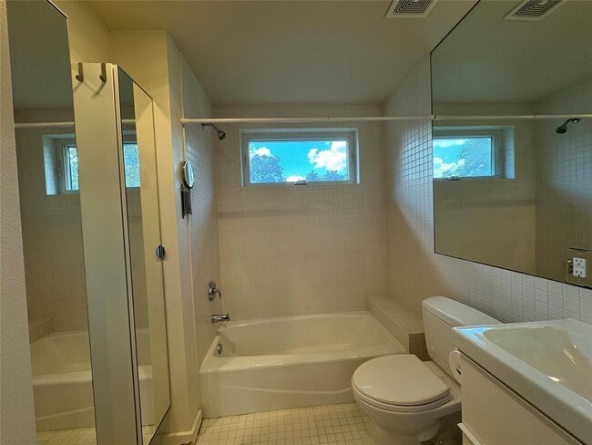 Building Photo - 1208 E 2nd St