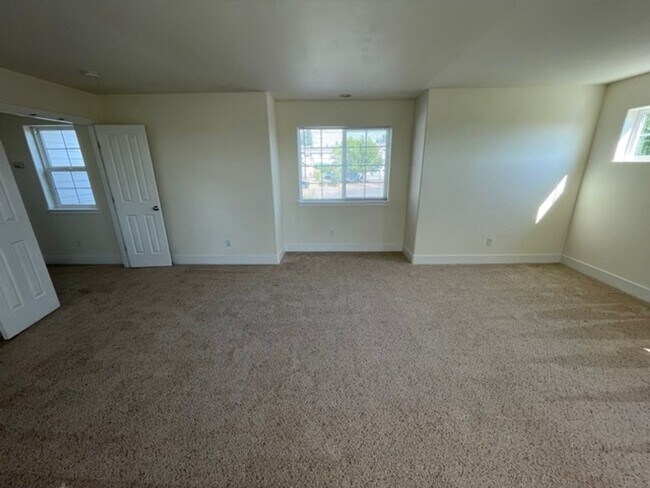 Building Photo - Extremely Spacious 5BD/3BTH Home For Lease...