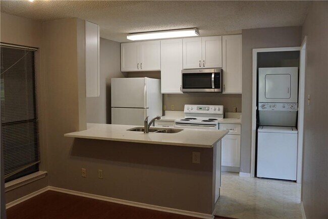 Building Photo - 3115 Helms St