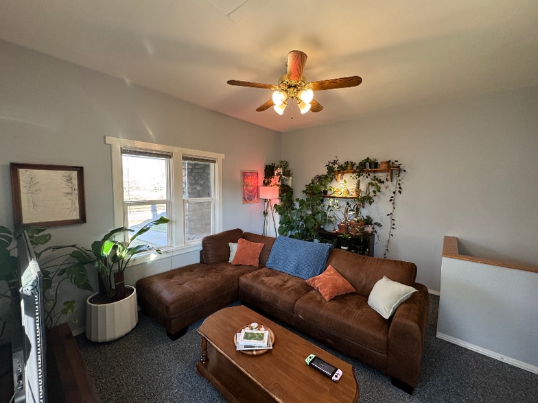 Building Photo - 615 W Waverly Pl