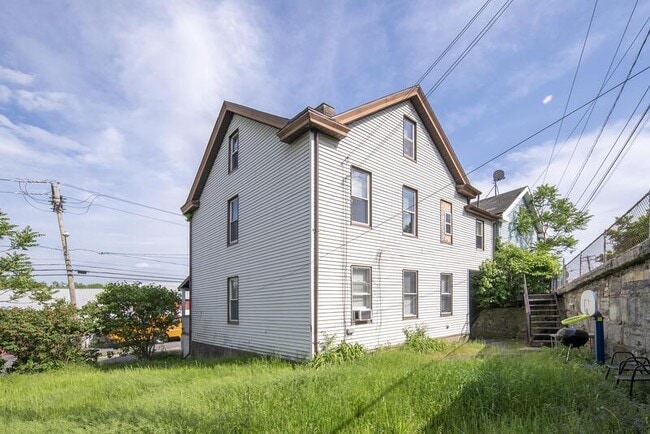 Building Photo - 338 Saratoga St