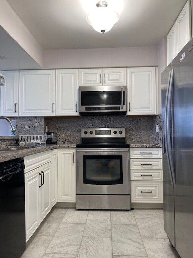 Building Photo - Beautiful 1/1 Penthouse unit at Makaha Valley Towers