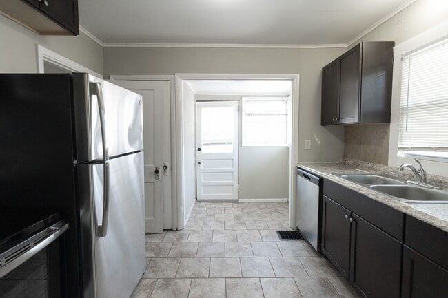 Building Photo - Cute Central Columbia Home