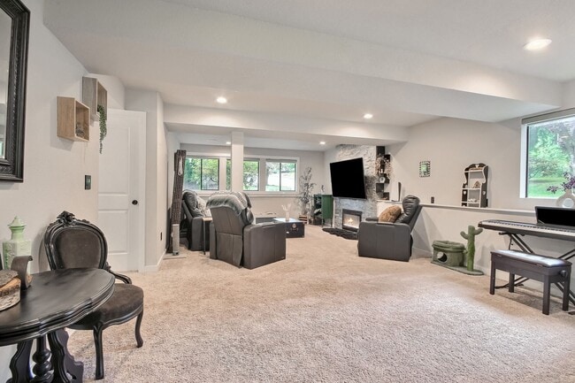 Building Photo - Stunning Home in Lake Stevens