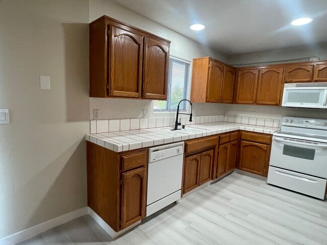 Building Photo - READY NOW! 3+2