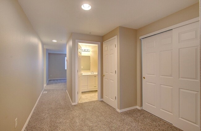 Building Photo - WOODLAND 3 BEDROOM, 3 BATH BEAUTY!