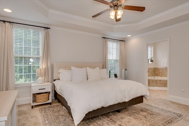 Building Photo - 5 Bed/3 Bath home with Primary Bedroom & a...