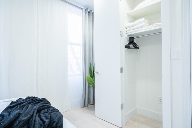 Building Photo - 402 E 11th St