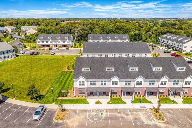 Building Photo - 725 Eastview Dr