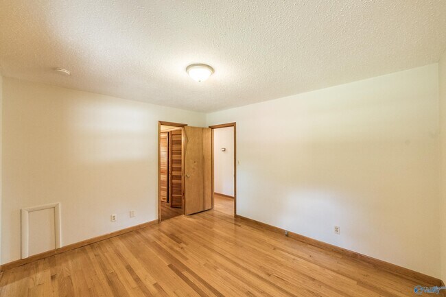 Building Photo - 2103 Shannonhouse Rd SW