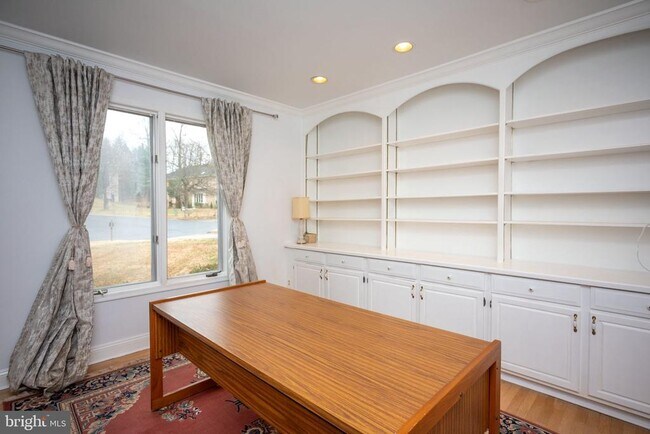 Building Photo - 9700 Grenadier Ct