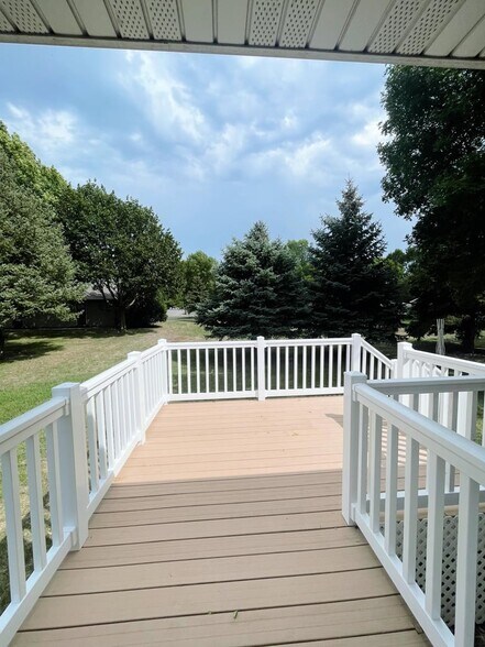 Building Photo - 805 W Southview Ct