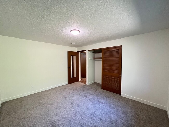 Building Photo - Beautiful 2 Bed, 1 Bath Duplex in SW Portland! Enjoy Private Yard, Spacious Floorplan in a Great ...
