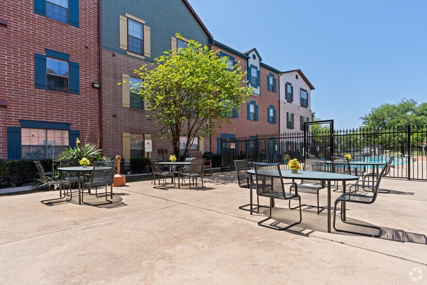 Primary Photo - The Manor at Jersey Village
