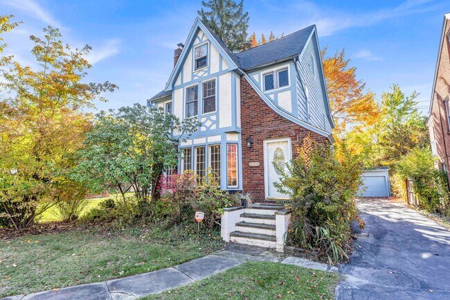 Building Photo - Beautiful Home in the Heart of Cleveland H...