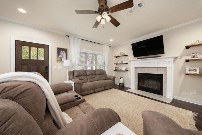 Building Photo - Spacious 4 Bed 4.5 Bath! Available July 15th!