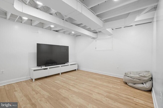 Building Photo - 511 Crestwood Dr