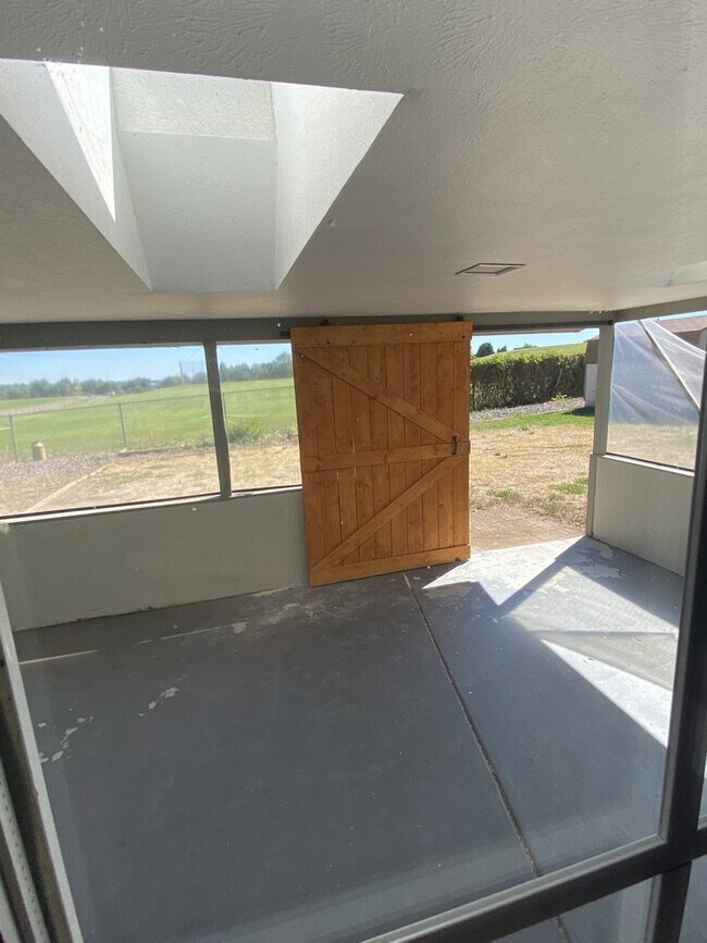 Building Photo - AVAILABLE IMMEDIATELY! Five bedroom house ...