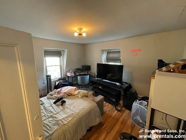 Building Photo - 146 Allston St