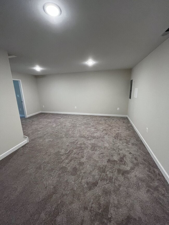 Building Photo - Luxury Townhome in Congers Creek