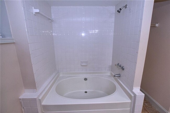 Building Photo - 417 10th St NE