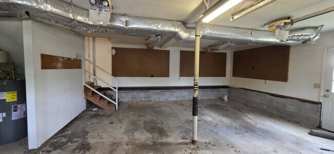 Building Photo - 2180 Riverway Dr