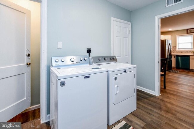 Building Photo - 3802 Cedar Dr